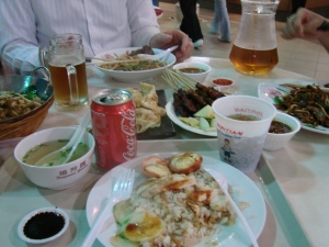 Yummy foods at a hawker centre. In the middle, my plate of chicken rice. YUMMY!